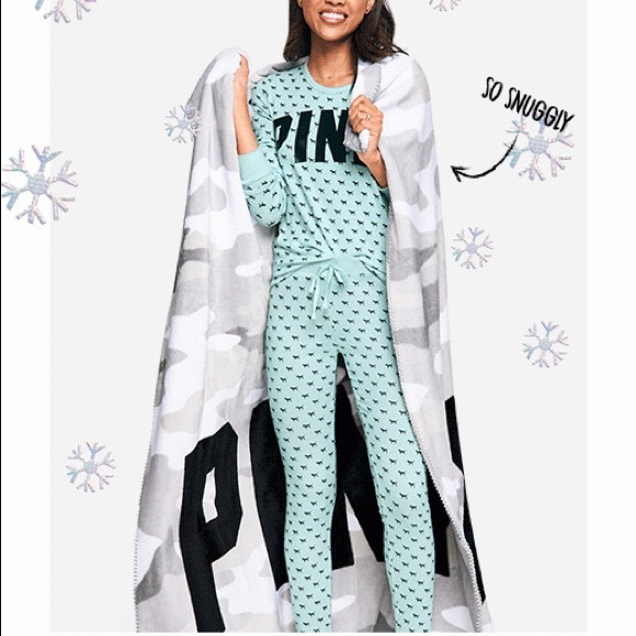 ❄️❄️VS Pink Camo Fleece Blanket❄️❄️ - Picture 1 of 6